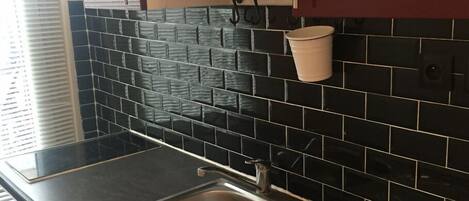 Réfrigérateur, micro-ondes, four, cafetière/bouilloire