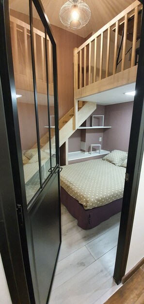 2 slaapkamers, een bureau, een strijkplank/strijkijzer, wifi