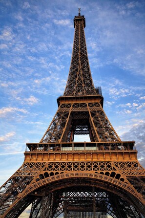 La complessa struttura a reticolo in ferro della Torre Eiffel.