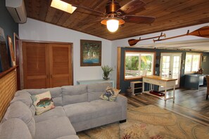 Smart TV - Close to Kailua Beach-AC's-Renovated/Upgraded-Fenced Backyard-Patio-Laundry (Kailua)