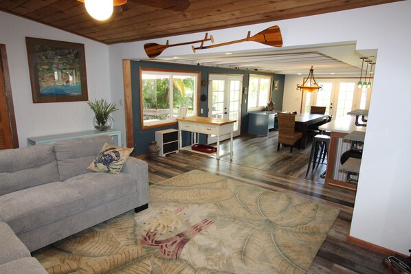 Smart TV - Close to Kailua Beach-AC's-Renovated/Upgraded-Fenced Backyard-Patio-Laundry (Kailua)