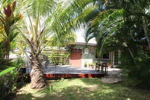 Terrace/patio - Close to Kailua Beach-AC's-Renovated/Upgraded-Fenced Backyard-Patio-Laundry (Kailua)