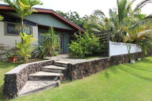 Property grounds - Close to Kailua Beach-AC's-Renovated/Upgraded-Fenced Backyard-Patio-Laundry (Kailua)