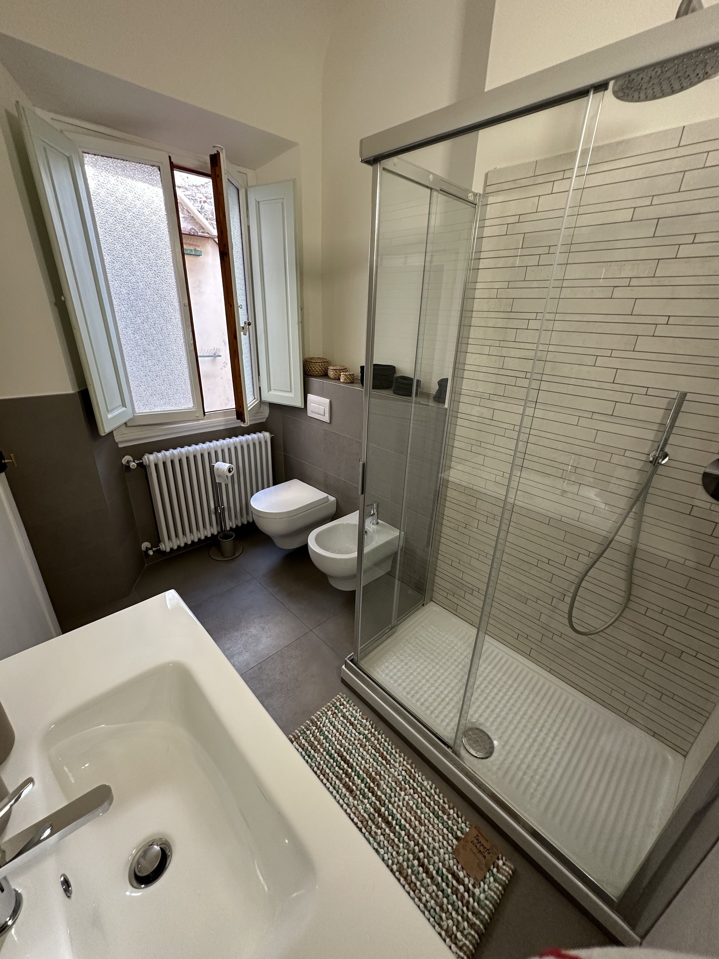 Een douche, een haardroger, een bidet, handdoeken