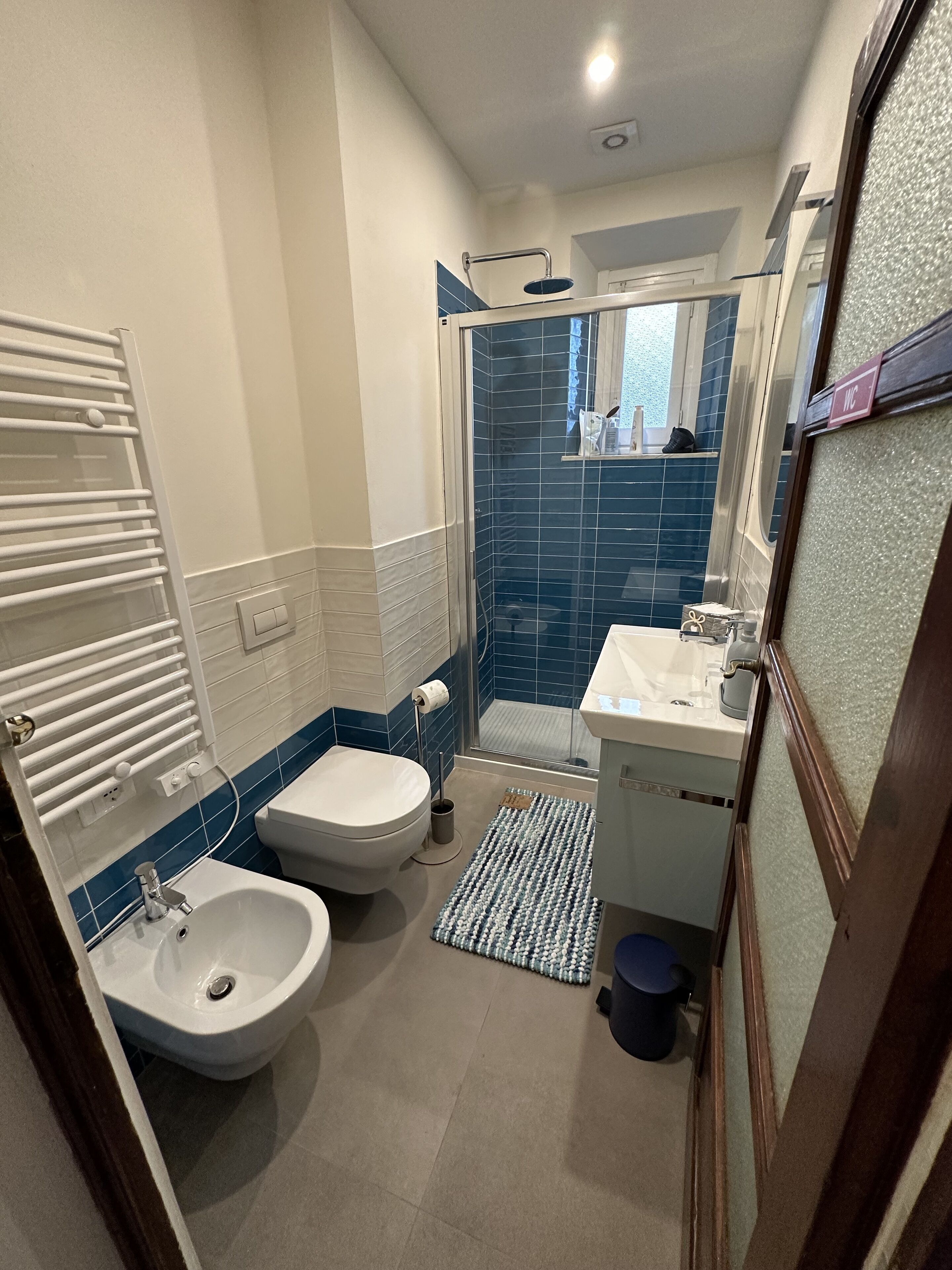 Ein kleines Badezimmer mit Toilette, Bidet und Waschbecken.