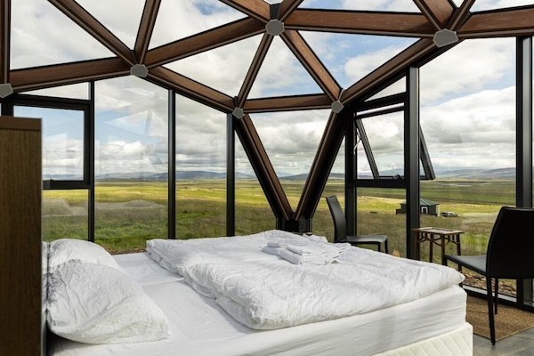 Desk, laptop workspace, soundproofing, free WiFi