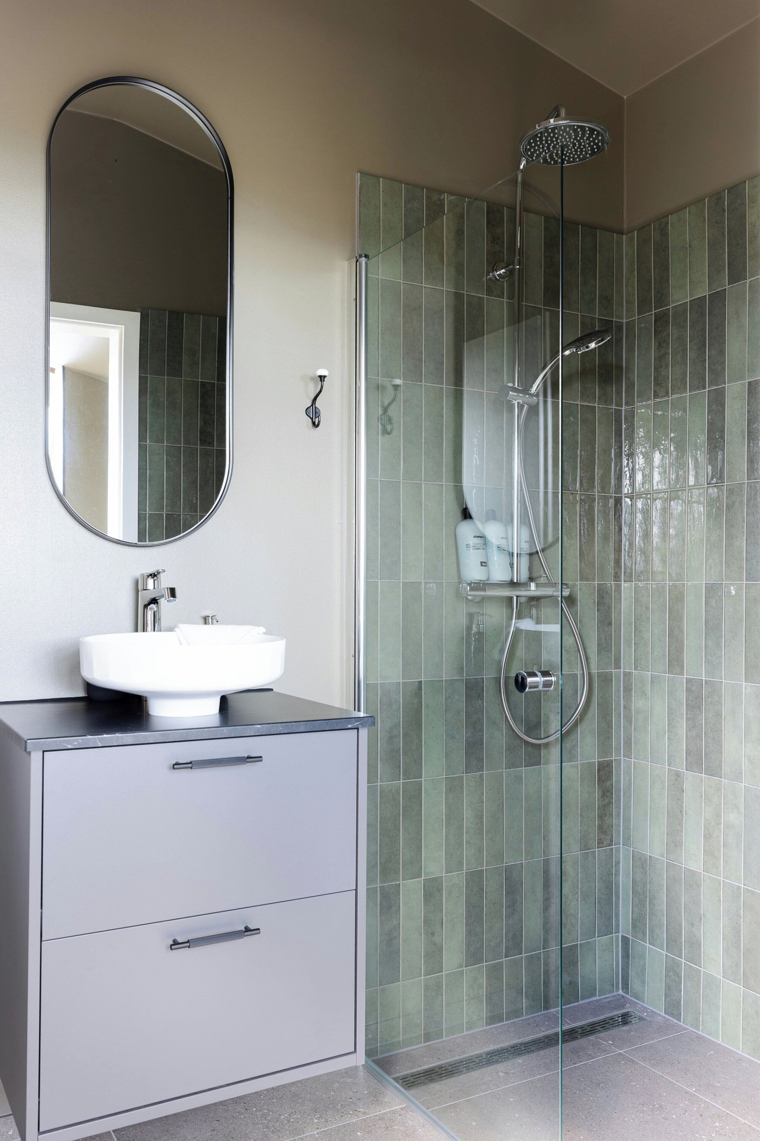One-Bedroom Cottage | Salle de bain | Douche, douche à « effet pluie », articles de toilette gratuits