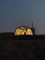 Escritorio y espacio para trabajar con laptop 