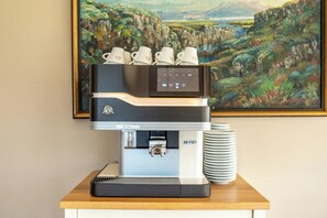 Escritorio, espacio para trabajar con laptop y insonorización 