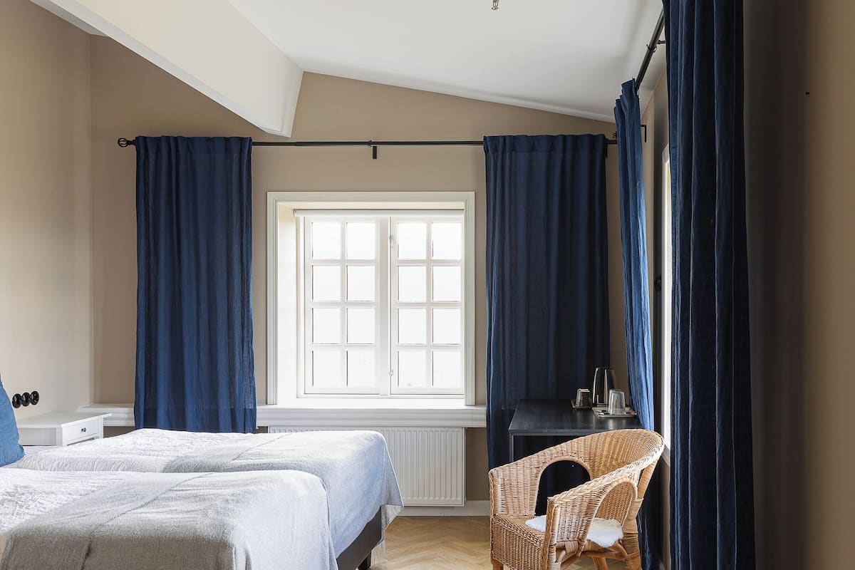 Een bureau, een laptopwerkplek, geluiddichte muren, gratis wifi