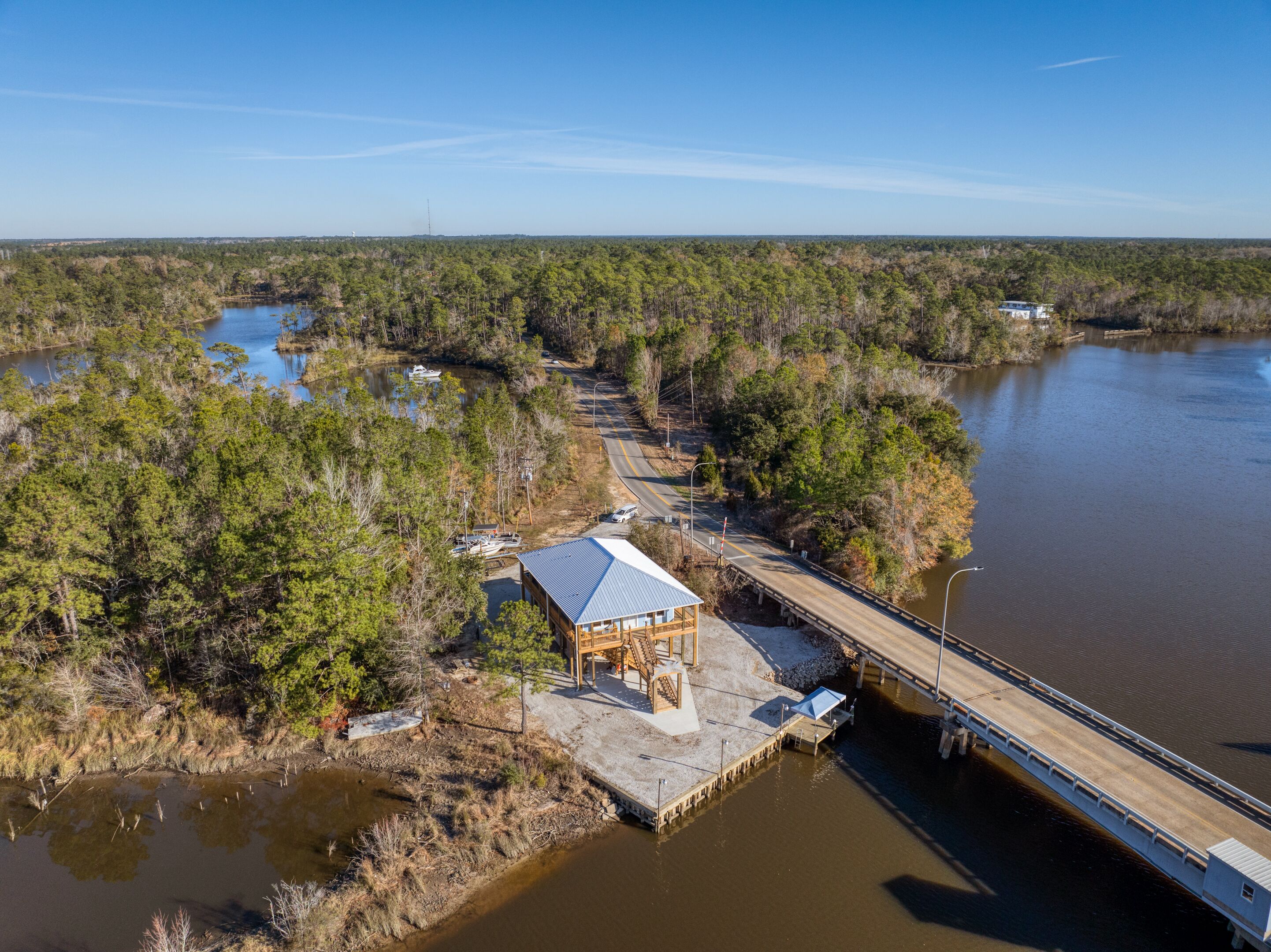 Riverfront property. 10 minutes from shopping, casinos, and resturants 