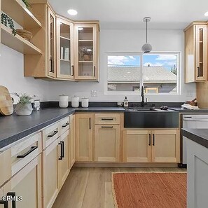 Private kitchen - Modern Beach House~newly remodeled w/outdoor patio~15min to beach~pet friendly! (Long Beach)