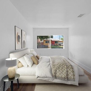 Room - Modern Beach House~newly remodeled w/outdoor patio~15min to beach~pet friendly! (Long Beach)