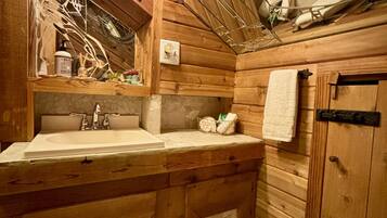 Ducha, secador de pelo, toallas y jabón