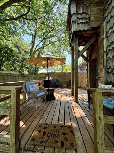 Unique art house just 1 block off the town square!