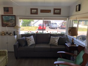Living area - Cozy beach cottage. Less than a 2minute walk to the beach. (Westbrook)