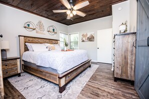 2 soverom, skrivebord, strykejern/-brett og reiseseng for barn