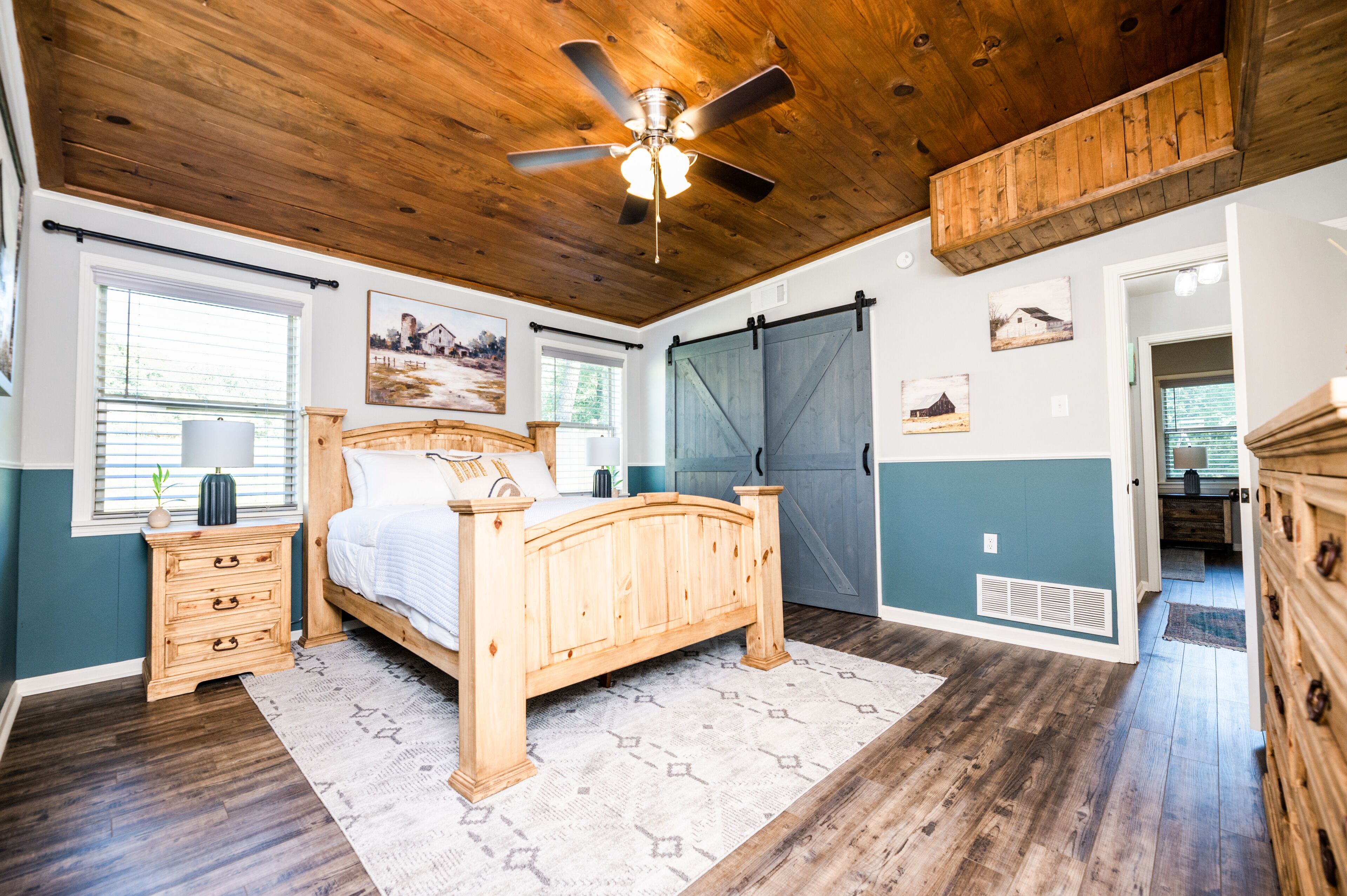 2 chambres, bureau, fer et planche à repasser, lit parapluie