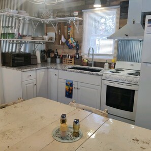 Fridge, microwave, oven, stovetop - Bigfoot themed cottage. Dog friendly! (Harrison)