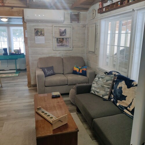 Bigfoot themed cottage.  Dog friendly!