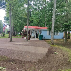 Exterior - Bigfoot themed cottage. Dog friendly! (Harrison)