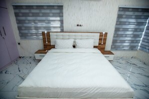 4 bedrooms, iron/ironing board, travel cot, free WiFi - Elegant and Cosy Four Bedroom Storey Home in Accra (Accra)