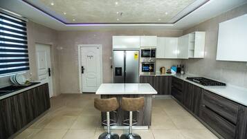 Geladeira, micro-ondas, fogão, cooktop