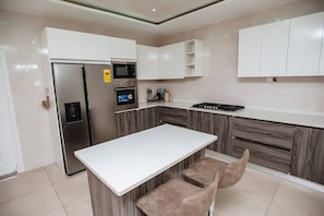 Réfrigérateur, four à micro-ondes, un four, surface de cuisson