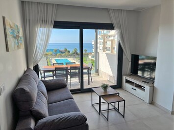 Salón con cómodo sofá y TV de 49".  Con increíbles vistas al mar.