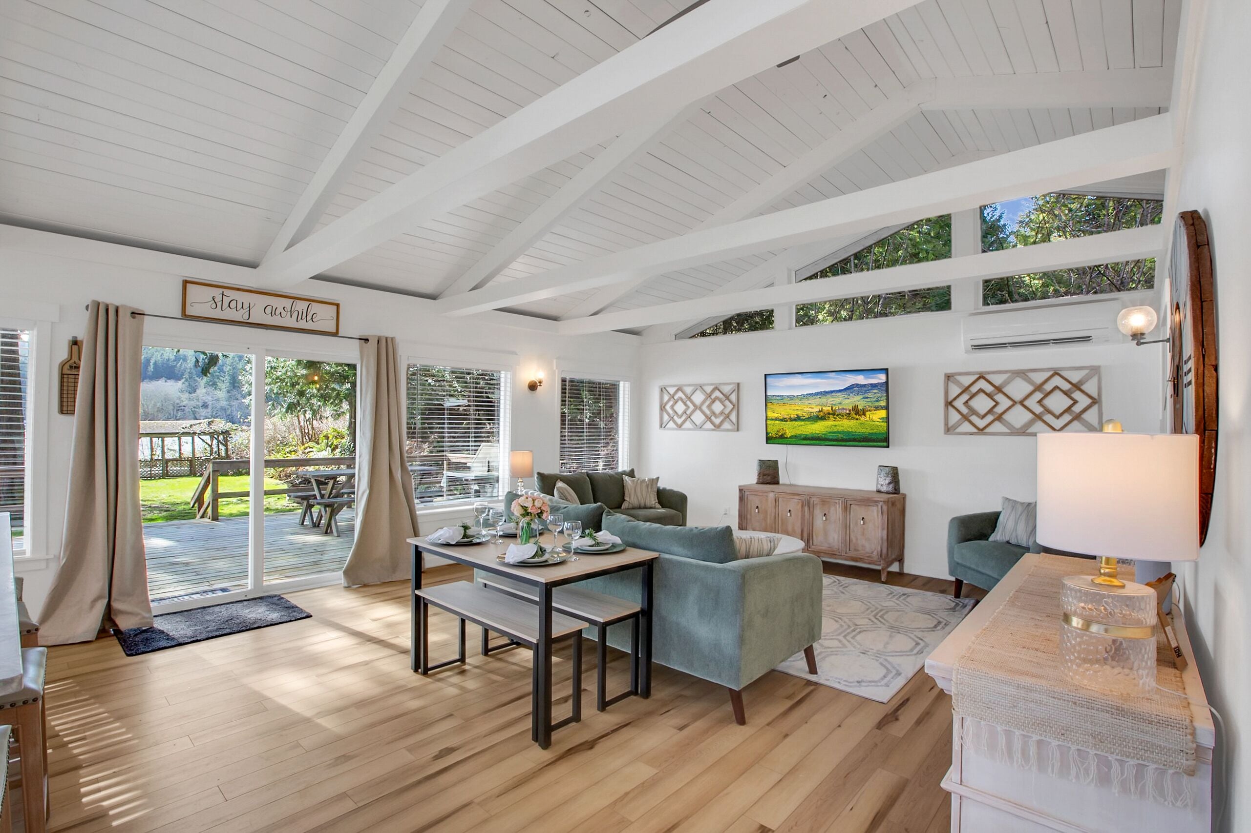 Smart TV, chimenea, videojuegos y tenis de mesa 