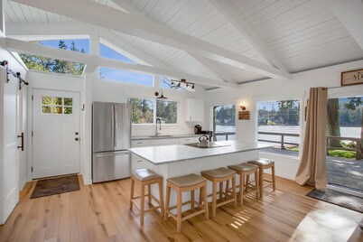 Lake Front Retreat at Cain Lake