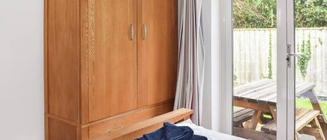 2 室のベッドルーム、WiFi (無料)、ベッドシーツ