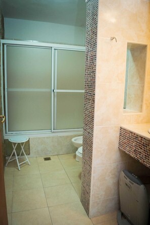 Deluxe Cabin | Bathroom