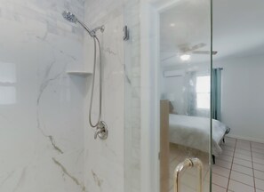 Douche, sèche-cheveux, serviettes fournies