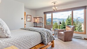 3 slaapkamers, een strijkplank/strijkijzer, wifi, beddengoed