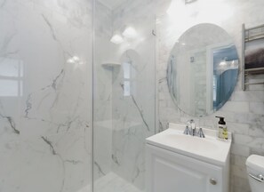 Dusche, Haartrockner, Handtücher