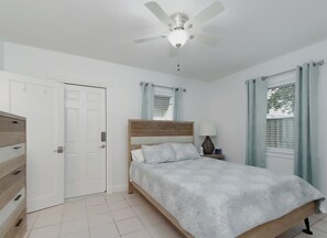 1 habitación, tabla de planchar con plancha y cuna de viaje 