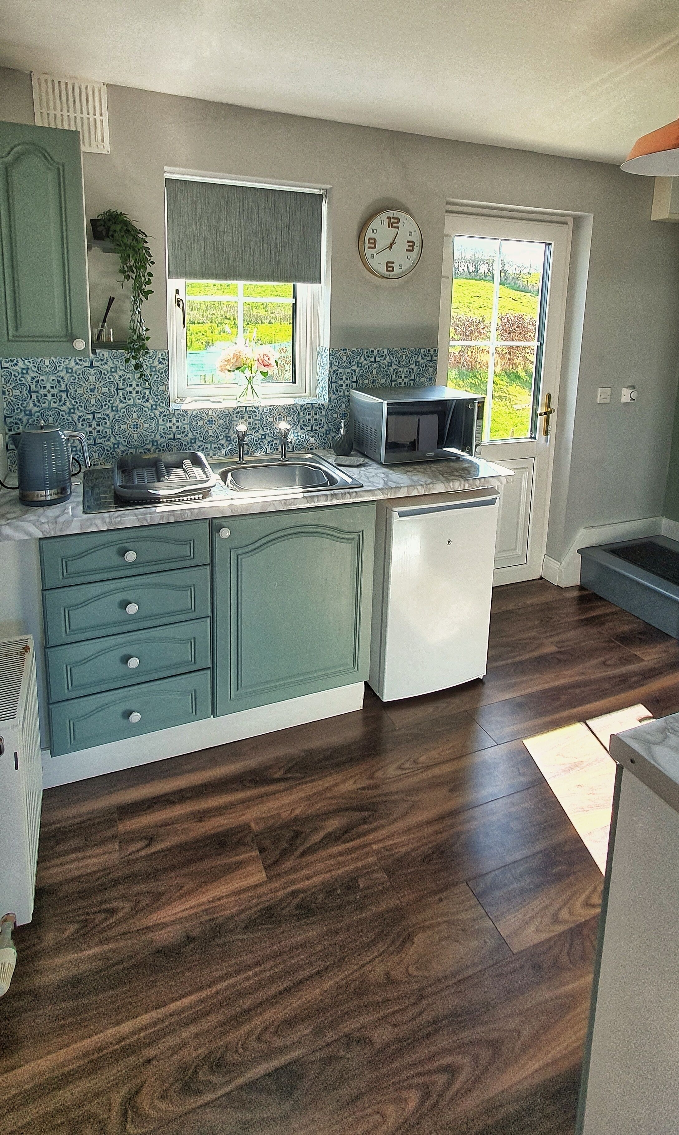 Refrigerador, microondas, horno y tetera eléctrica 