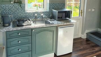 Kühlschrank, Mikrowelle, Ofen, Wasserkocher