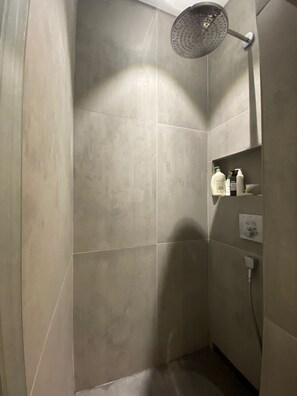 Dusche, Haartrockner, Handtücher, Toilettenpapier