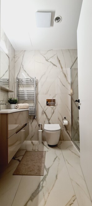 Hårtork, bidé, handdukar och tvål