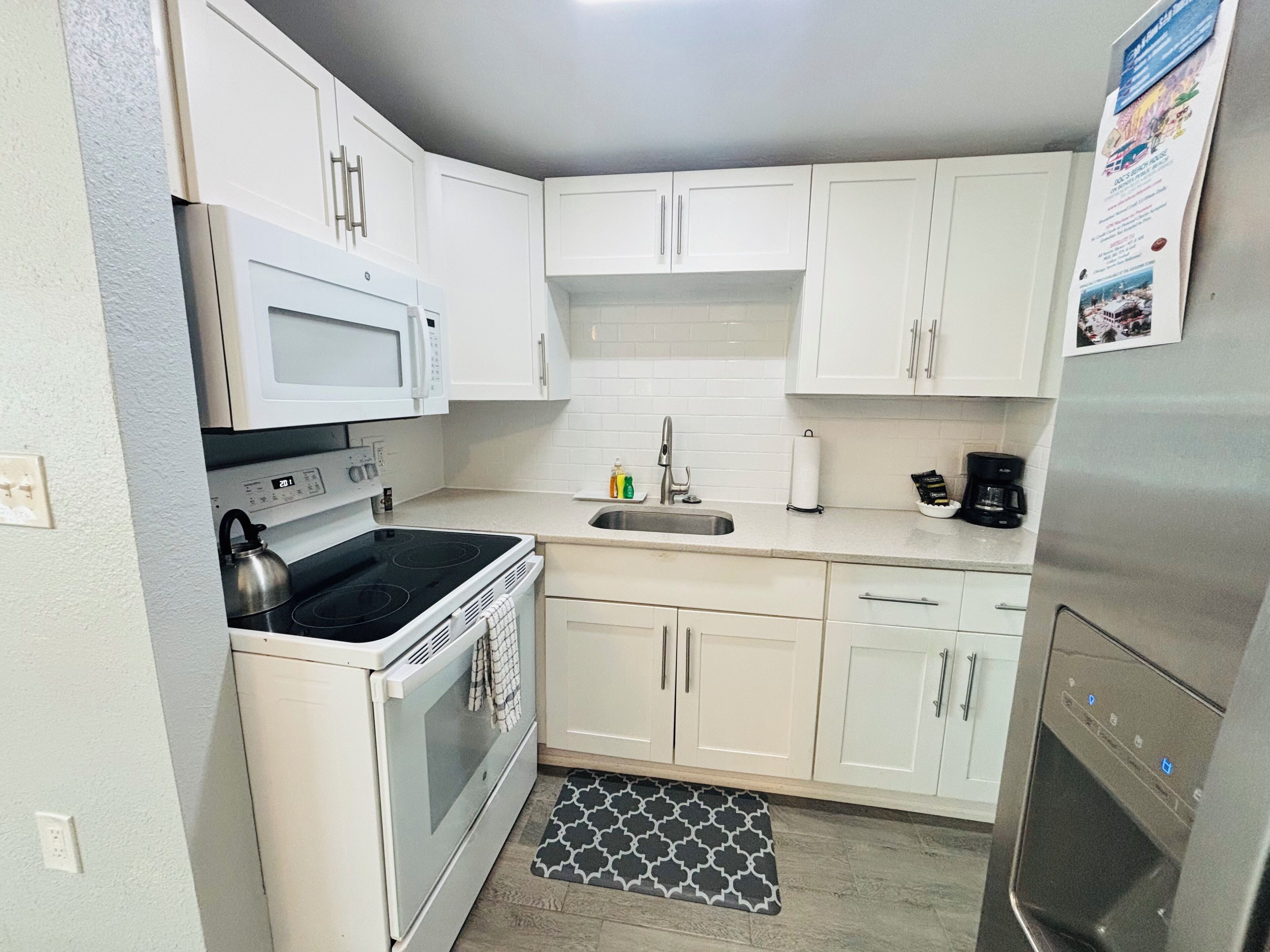 Jääkaappi, mikroaaltouuni, uuni, liesi