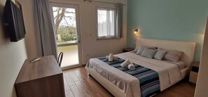 3 makuuhuonetta, silitysrauta/-lauta, ilmainen Wi-Fi, vuodevaatteet