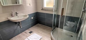 Douche, sèche-cheveux, bidet, serviettes fournies