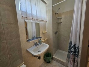 Shower, hair dryer, towels - La Pergola - Yellow - Studio Apartment (Rovinj)