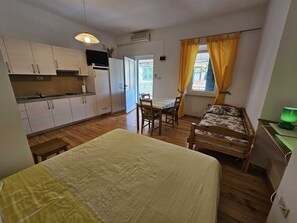 1 bedroom, free WiFi, bed sheets - La Pergola - Yellow - Studio Apartment (Rovinj)