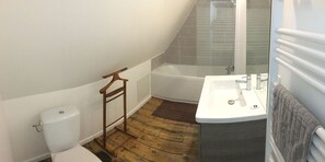 シャワー、ヘアドライヤー、石鹸、トイレットペーパー