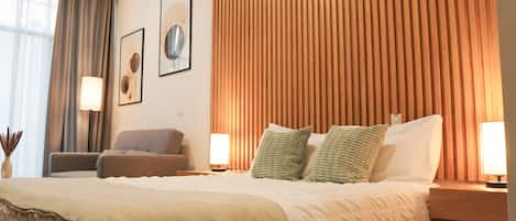 Estudio urbano, 1 cama King size y sofá cama, balcón | Caja de seguridad en la habitación y escritorio