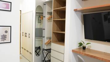 City Studio, 1 King Bed with Sofa bed, Balcony | Wardrobe