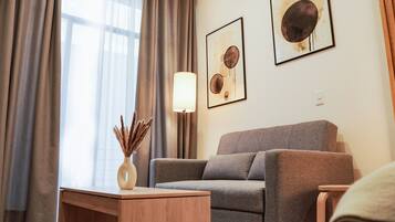 City-Studio, 1 King-Bett und Schlafsofa, Balkon | Wohnbereich | 55-Zoll-Smart-TV mit Digitalempfang, Netflix, Streaming-Dienste